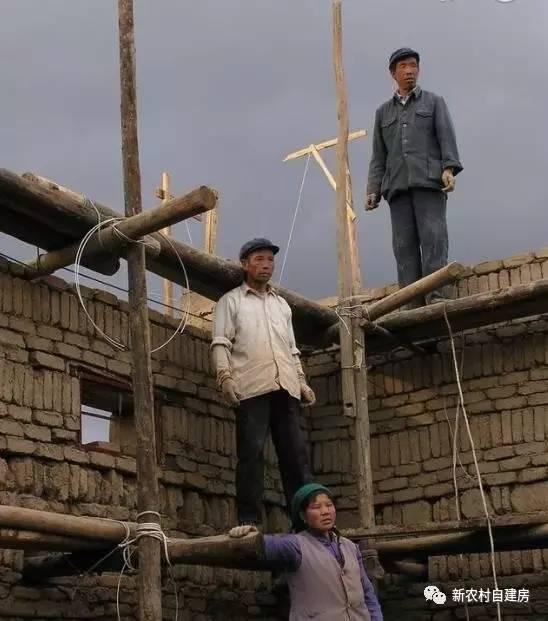 農(nóng)村的建筑施工隊(duì)，和他們建的房子