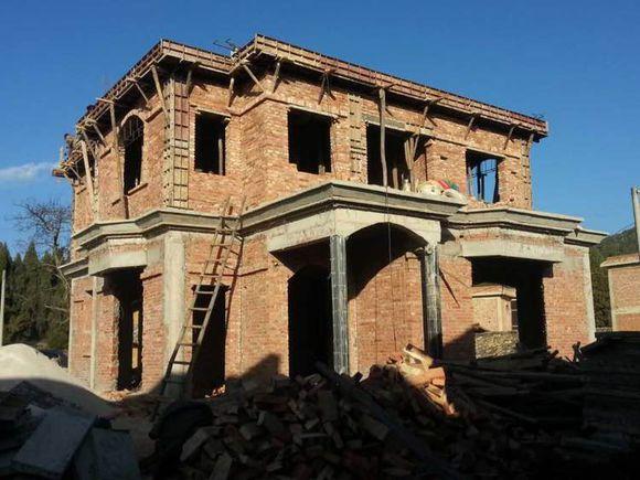 房子建了大半年，婆家那邊硬是不肯開后門，只能堵上了