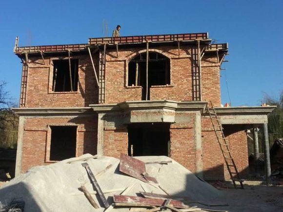 房子建了大半年，婆家那邊硬是不肯開后門，只能堵上了