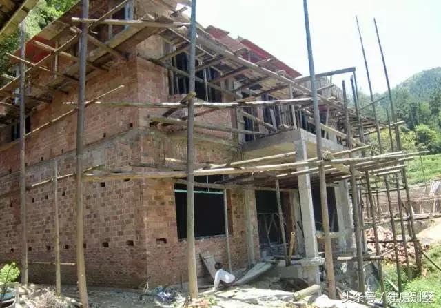 湖北農村自建房，村民不讓修馬路，全程用馬拉材料