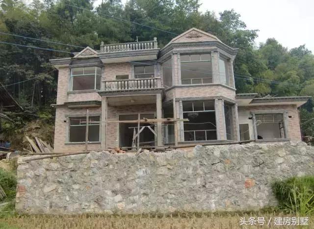 湖北農村自建房，村民不讓修馬路，全程用馬拉材料