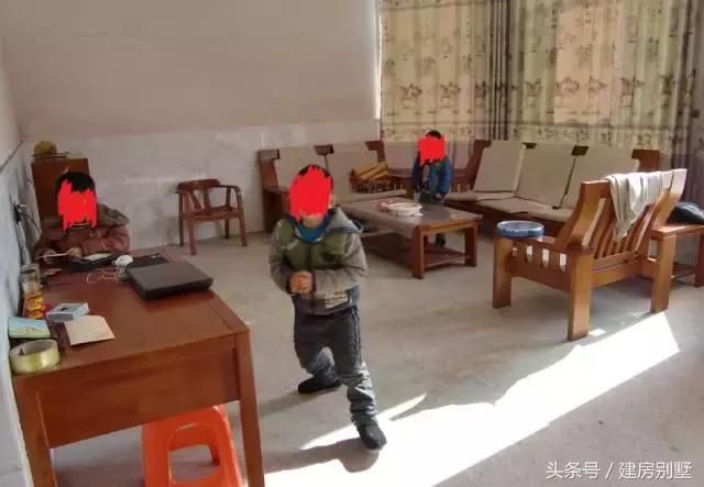 湖北農村自建房，村民不讓修馬路，全程用馬拉材料