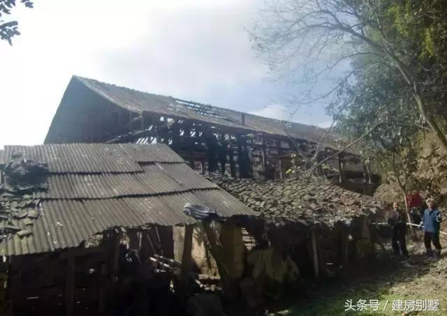 湖北農村自建房，村民不讓修馬路，全程用馬拉材料