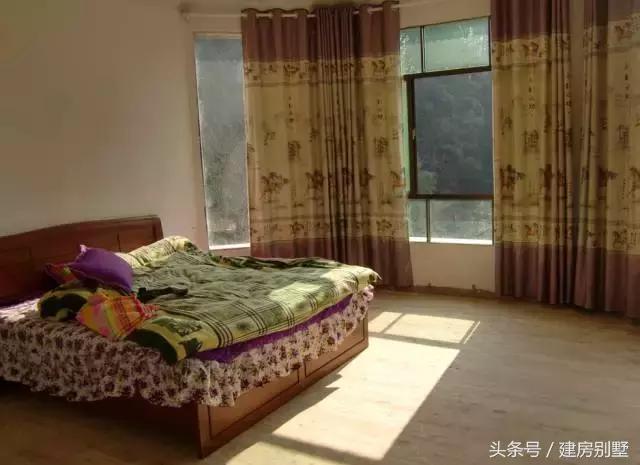 湖北農村自建房，村民不讓修馬路，全程用馬拉材料