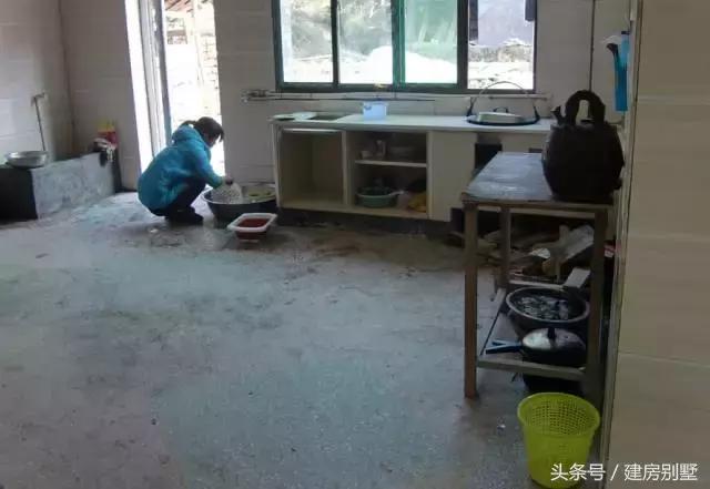 湖北農村自建房，村民不讓修馬路，全程用馬拉材料