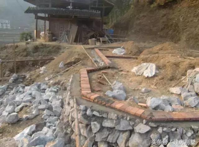 湖北農村自建房，村民不讓修馬路，全程用馬拉材料