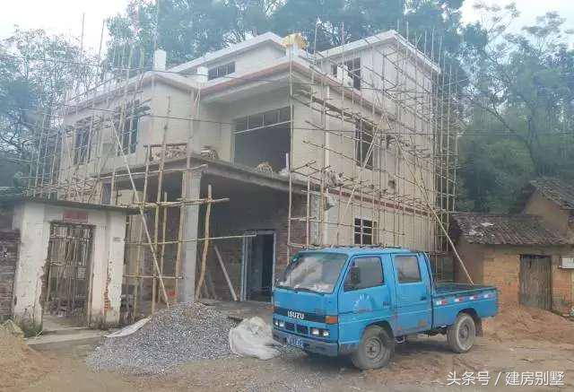 偏僻山村父母承包全村50%土地耕種，自建三層樓房為兒娶妻