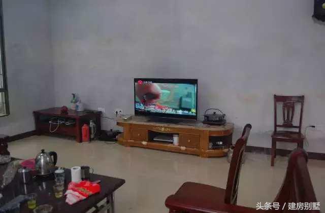 偏僻山村父母承包全村50%土地耕種，自建三層樓房為兒娶妻