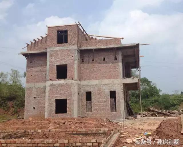 仿照這張外觀圖建房，建出來(lái)的效果讓村里人都笑了