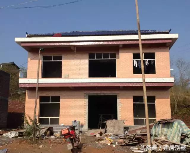 仿照這張外觀圖建房，建出來(lái)的效果讓村里人都笑了