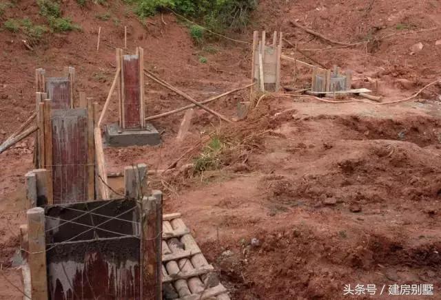 仿照這張外觀圖建房，建出來(lái)的效果讓村里人都笑了