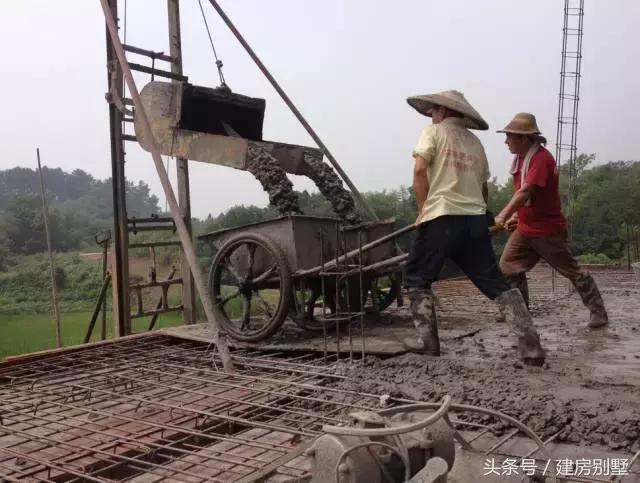 仿照這張外觀圖建房，建出來(lái)的效果讓村里人都笑了
