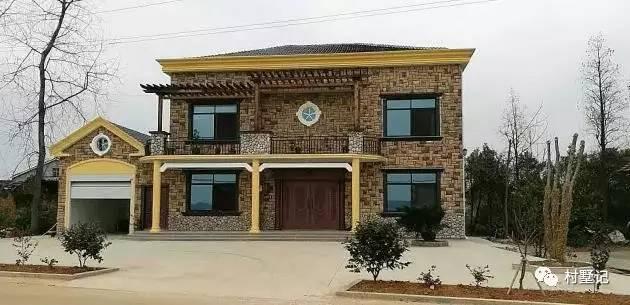 這棟別墅內(nèi)外文化范！文化石、車庫(kù)、吧臺(tái)、挑空客廳處處都是品味