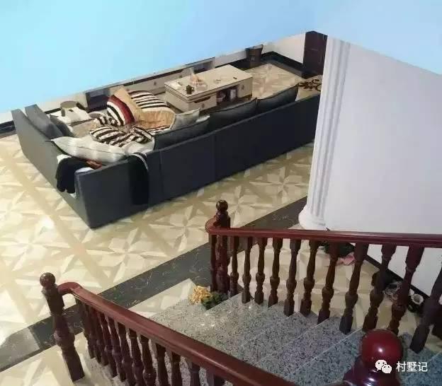 這棟別墅內(nèi)外文化范！文化石、車庫(kù)、吧臺(tái)、挑空客廳處處都是品味