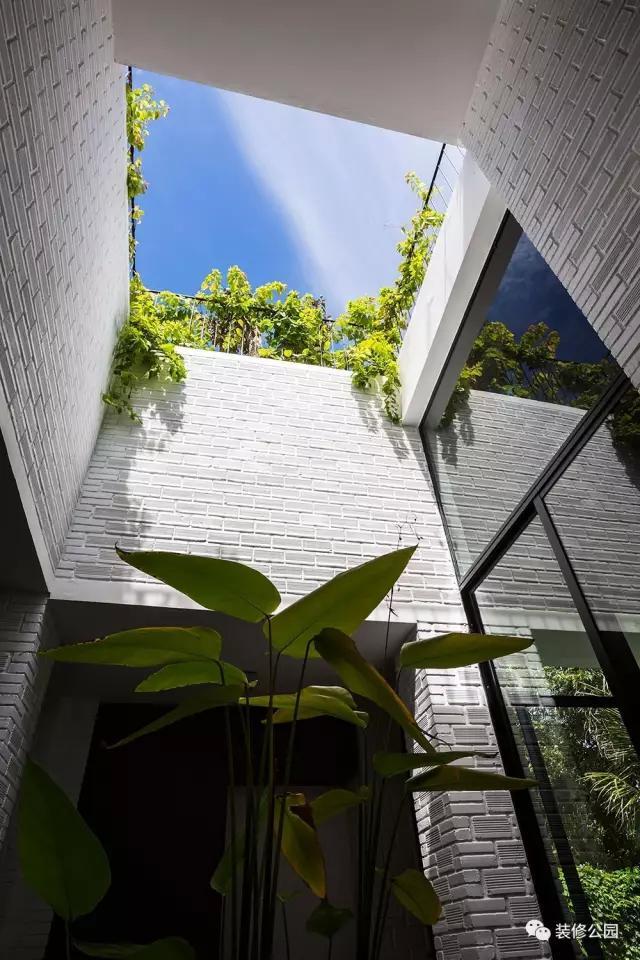 農(nóng)村別墅平屋頂坡屋頂都老了，看看人家樓梯頂，庭院露臺都包了