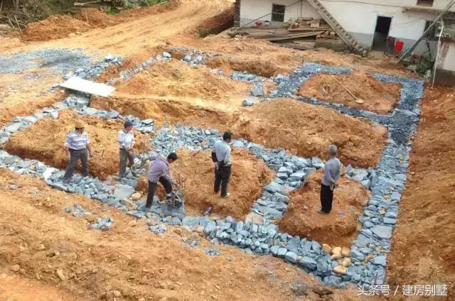 建房不易，開工一年多了，還只有個毛坯空殼子