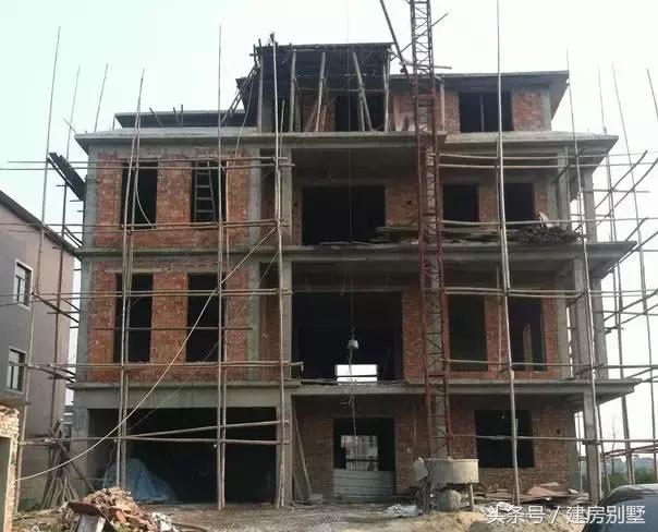 年薪8萬的80后小伙辭職回鄉建房，親戚們都說太值了