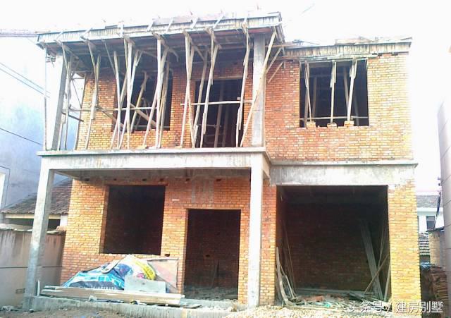 80后小夫妻25萬農村自建房，毛石基礎引熱議