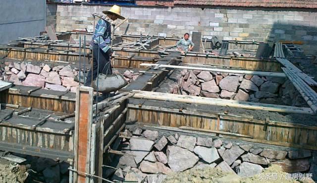 80后小夫妻25萬農村自建房，毛石基礎引熱議