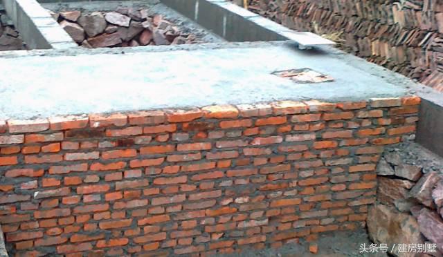 80后小夫妻25萬農村自建房，毛石基礎引熱議
