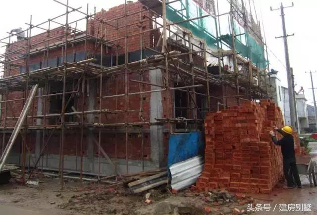 江蘇美女回娘家干了件動靜不小的事兒，鄰村的都跑來看熱鬧