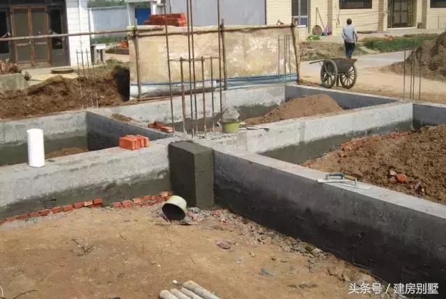 江蘇美女回娘家干了件動靜不小的事兒，鄰村的都跑來看熱鬧