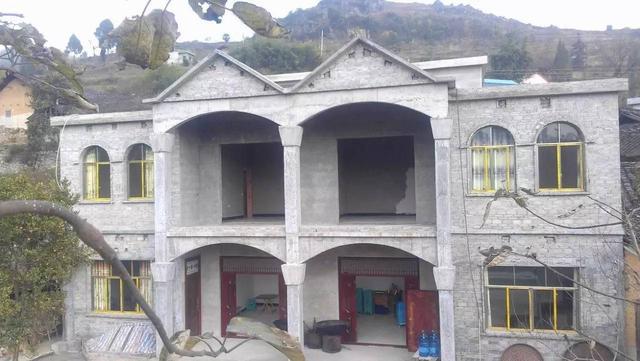 貴州農村兄弟10萬建雙拼自建房，和別墅有的一比
