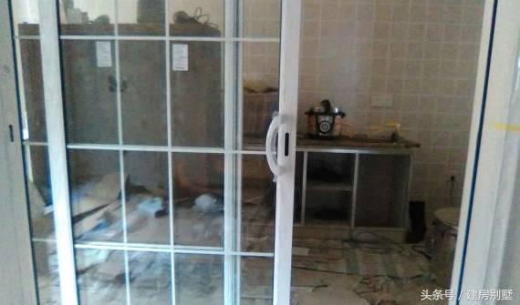 女漢子大年三十不看春晚籌劃建房，有壁爐、露臺和薔薇花墻