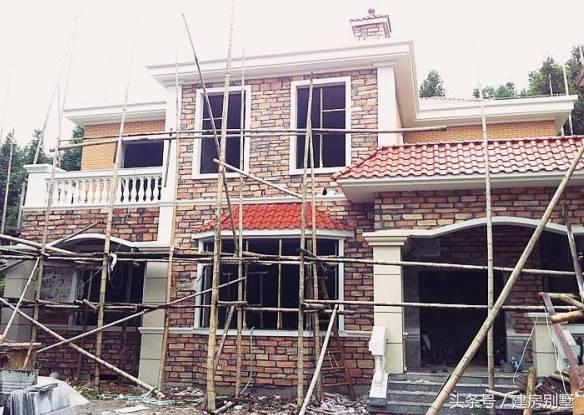 女漢子大年三十不看春晚籌劃建房，有壁爐、露臺和薔薇花墻