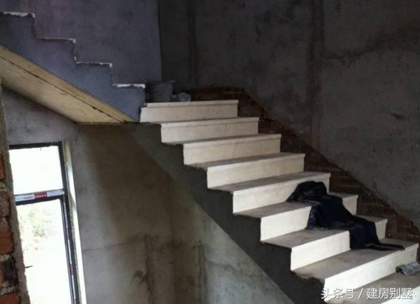 女漢子大年三十不看春晚籌劃建房，有壁爐、露臺和薔薇花墻