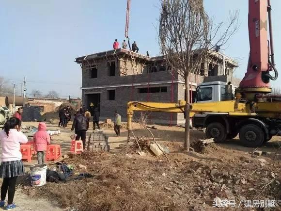 河北兄弟自建兩層聯排住宅，外觀氣勢仿若“故宮”