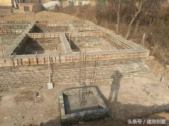 河北兄弟自建兩層聯排住宅，外觀氣勢仿若“故宮”