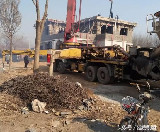 河北兄弟自建兩層聯排住宅，外觀氣勢仿若“故宮”