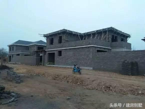 河北兄弟自建兩層聯排住宅，外觀氣勢仿若“故宮”