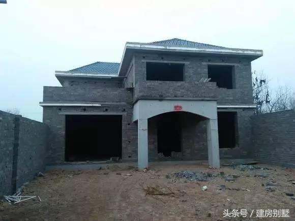 河北兄弟自建兩層聯排住宅，外觀氣勢仿若“故宮”