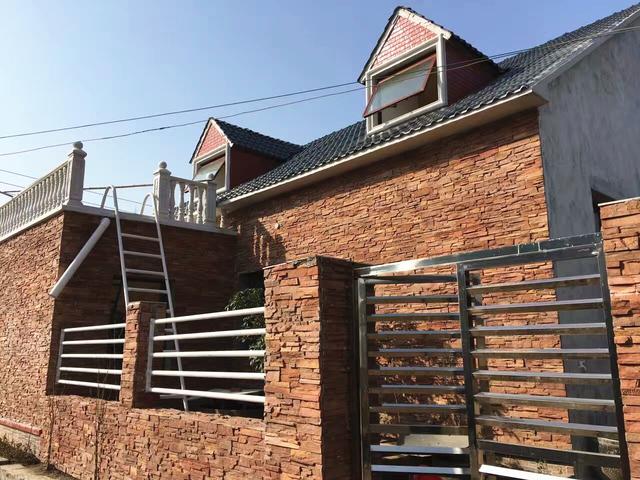 誰說一層自建房不好看，看看這款一層帶閣樓小別墅，洋氣又大方！