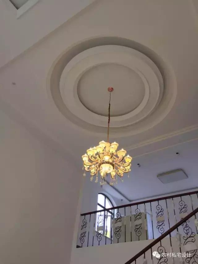 網(wǎng)友曬50萬農(nóng)村別墅，依山傍水還有花田半畝，鄰居嫉妒到不行