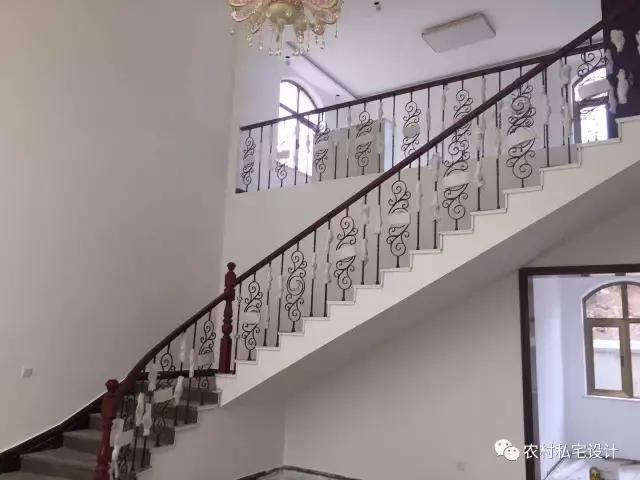 網(wǎng)友曬50萬農(nóng)村別墅，依山傍水還有花田半畝，鄰居嫉妒到不行