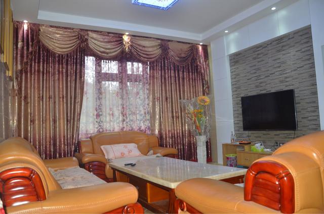 本套小別墅建成后，全村男女老少都來圍觀，主體30萬，貴嗎？