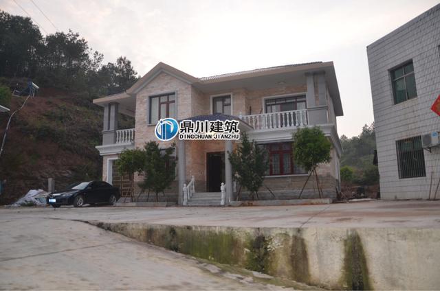 本套小別墅建成后，全村男女老少都來圍觀，主體30萬，貴嗎？