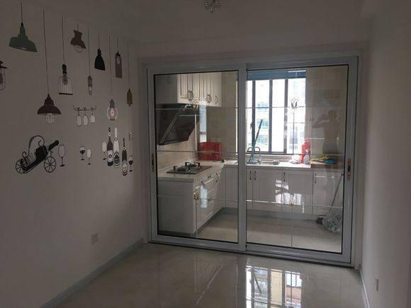 6萬簡單裝修的婚房，簡單美觀，可朋友都說墻上貼花太幼稚了，大家看看呢？