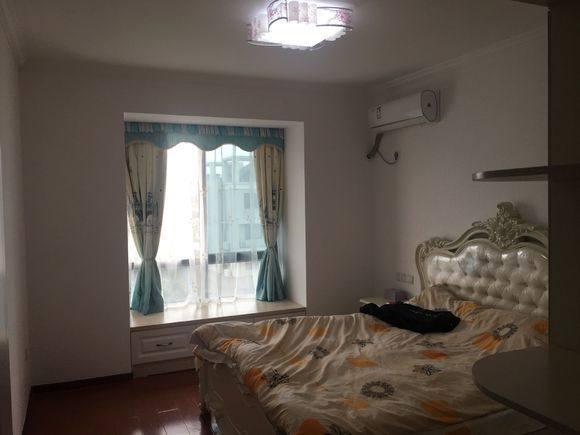 6萬簡單裝修的婚房，簡單美觀，可朋友都說墻上貼花太幼稚了，大家看看呢？