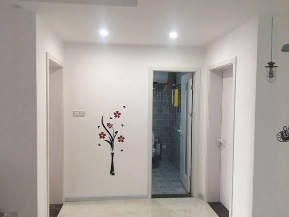 6萬簡單裝修的婚房，簡單美觀，可朋友都說墻上貼花太幼稚了，大家看看呢？