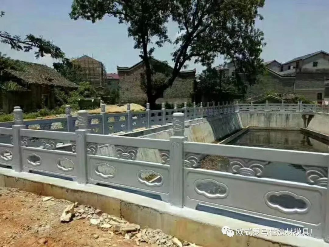 水泥藝術(shù)圍欄模具越來(lái)越流行,給城市和農(nóng)村增添色彩