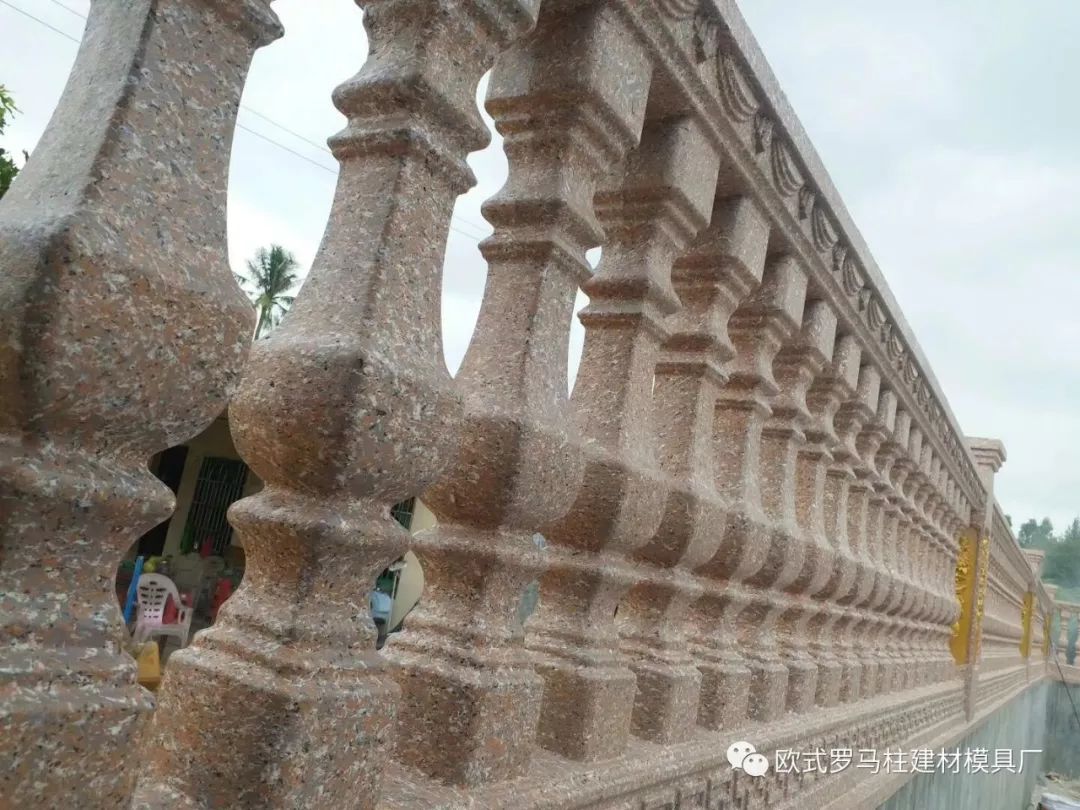 水泥藝術(shù)圍欄模具越來(lái)越流行,給城市和農(nóng)村增添色彩
