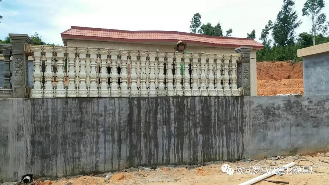 水泥藝術(shù)圍欄模具越來(lái)越流行,給城市和農(nóng)村增添色彩