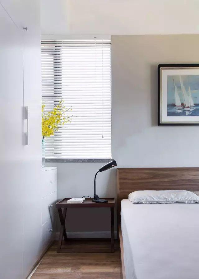 125平方的現代簡約風格裝修效果圖，空間寬敞明亮，三居室的環境打造的非常簡約小資。