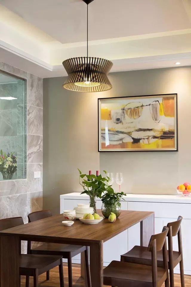 125平方的現代簡約風格裝修效果圖，空間寬敞明亮，三居室的環境打造的非常簡約小資。