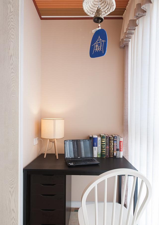 90㎡的三居室，普普通通的裝修風格，但是很溫馨。