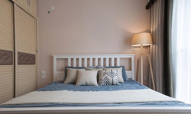 90㎡的三居室，普普通通的裝修風格，但是很溫馨。